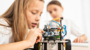 niñas aprendiendo en taller de robótica