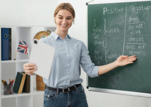 joven mujer enseñando a estudiantes en curso de inglés